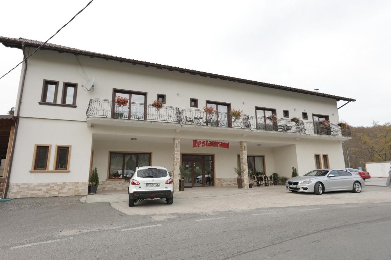 Pensiune Restaurant Liana Mehadija 外观 照片
